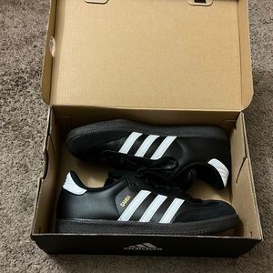 YOUTH BOYS ADIDAS SAMBAS SIZE 5/CONVERTS TO WOMEN 7